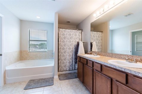 House in Plant City, Florida 5 bedrooms, 254.18 sq.m. № 1757568 - photo 26