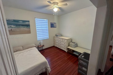 House in Kendall, Florida 4 bedrooms, 189.99 sq.m. № 1892841 - photo 7