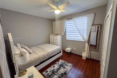 House in Kendall, Florida 4 bedrooms, 189.99 sq.m. № 1892841 - photo 5