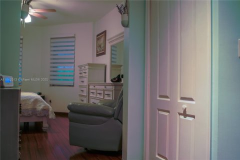 House in Kendall, Florida 4 bedrooms, 189.99 sq.m. № 1892841 - photo 27