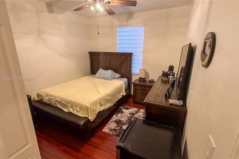 House in Kendall, Florida 4 bedrooms, 189.99 sq.m. № 1892841 - photo 12