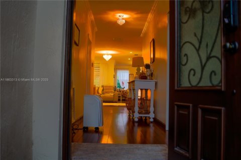 House in Kendall, Florida 4 bedrooms, 189.99 sq.m. № 1892841 - photo 3
