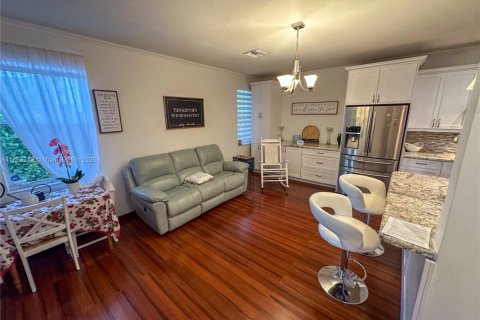 House in Kendall, Florida 4 bedrooms, 189.99 sq.m. № 1892841 - photo 22