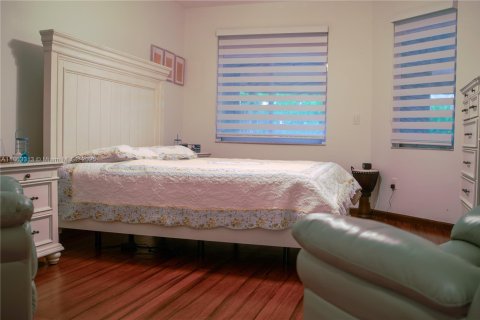 House in Kendall, Florida 4 bedrooms, 189.99 sq.m. № 1892841 - photo 28