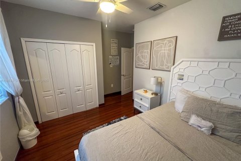 House in Kendall, Florida 4 bedrooms, 189.99 sq.m. № 1892841 - photo 6