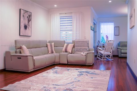 House in Kendall, Florida 4 bedrooms, 189.99 sq.m. № 1892841 - photo 21