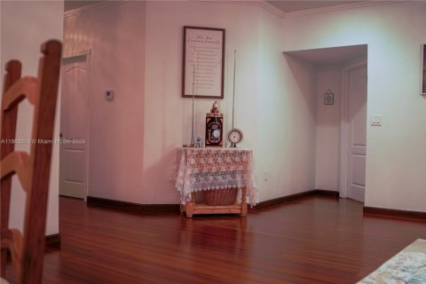 House in Kendall, Florida 4 bedrooms, 189.99 sq.m. № 1892841 - photo 20