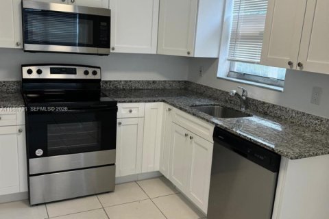 Villa ou maison à louer à Fort Lauderdale, Floride: 3 chambres, 122.91 m2 № 2027411 - photo 3
