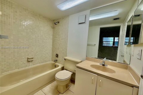 Condo in Miami, Florida, 2 bedrooms  № 1864967 - photo 6