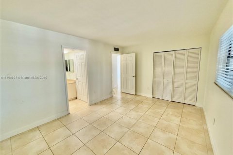 Condo in Miami, Florida, 2 bedrooms  № 1864967 - photo 11