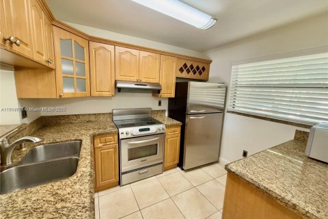 Condo in Miami, Florida, 2 bedrooms  № 1864967 - photo 2