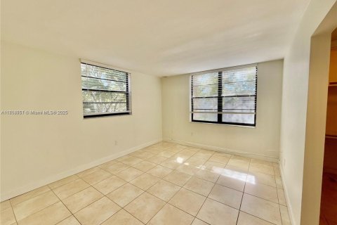 Condo in Miami, Florida, 2 bedrooms  № 1864967 - photo 12
