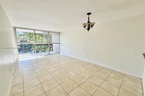 Condo in Miami, Florida, 2 bedrooms  № 1864967 - photo 4