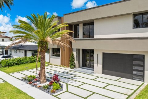 House in Lighthouse Point, Florida 5 bedrooms, 427.54 sq.m. № 1068551 - photo 1