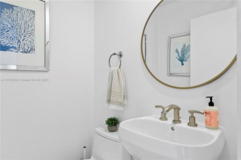 Condo in Miami, Florida, 1 bedroom  № 1922269 - photo 12