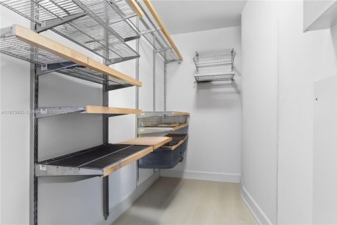 Condo in Miami, Florida, 1 bedroom  № 1922269 - photo 13