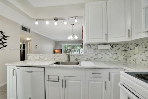 Condo in Lauderdale Lakes, Florida, 2 bedrooms  № 1864721 - photo 1