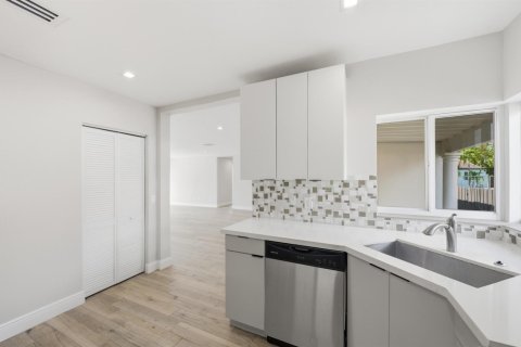 House in Miami, Florida 4 bedrooms, 195.09 sq.m. № 2088137 - photo 17