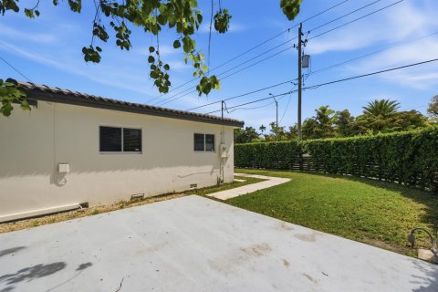 House in Miami, Florida 4 bedrooms, 195.09 sq.m. № 2088137 - photo 6
