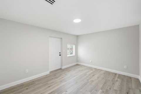 House in Miami, Florida 4 bedrooms, 195.09 sq.m. № 2088137 - photo 24