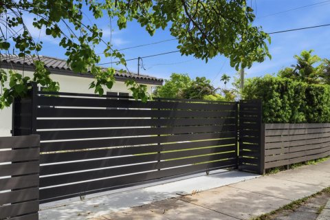 House in Miami, Florida 4 bedrooms, 195.09 sq.m. № 2088137 - photo 11