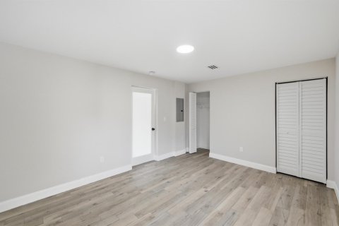 House in Miami, Florida 4 bedrooms, 195.09 sq.m. № 2088137 - photo 25