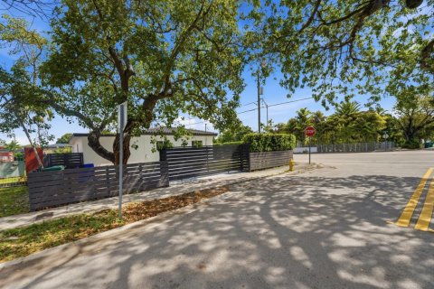 House in Miami, Florida 4 bedrooms, 195.09 sq.m. № 2088137 - photo 10