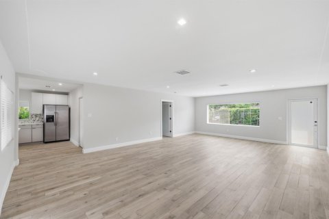 House in Miami, Florida 4 bedrooms, 195.09 sq.m. № 2088137 - photo 13