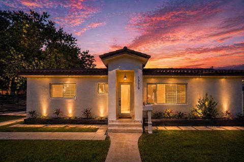 House in Miami, Florida 4 bedrooms, 195.09 sq.m. № 2088137