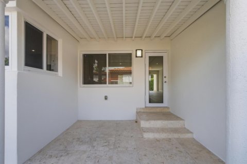 House in Miami, Florida 4 bedrooms, 195.09 sq.m. № 2088137 - photo 9