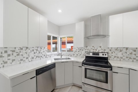 House in Miami, Florida 4 bedrooms, 195.09 sq.m. № 2088137 - photo 18