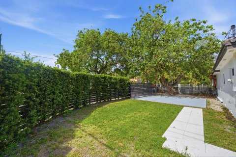 House in Miami, Florida 4 bedrooms, 195.09 sq.m. № 2088137 - photo 4