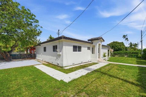 House in Miami, Florida 4 bedrooms, 195.09 sq.m. № 2088137 - photo 3