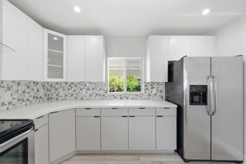 House in Miami, Florida 4 bedrooms, 195.09 sq.m. № 2088137 - photo 16