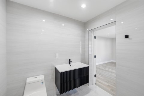 House in Miami, Florida 4 bedrooms, 195.09 sq.m. № 2088137 - photo 23