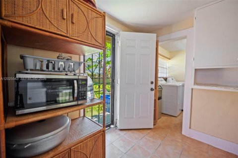Villa ou maison à vendre à Miami, Floride: 2 chambres, 101.45 m2 № 2085702 - photo 13