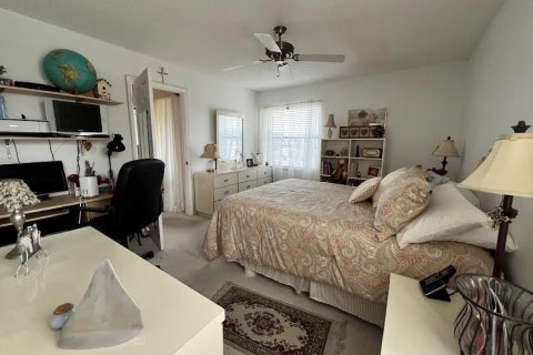 Condo in Lake Worth, Florida, 2 bedrooms № 2261239 - photo 16
