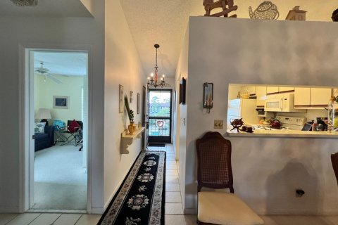 Condo in Lake Worth, Florida, 2 bedrooms № 2261239 - photo 5