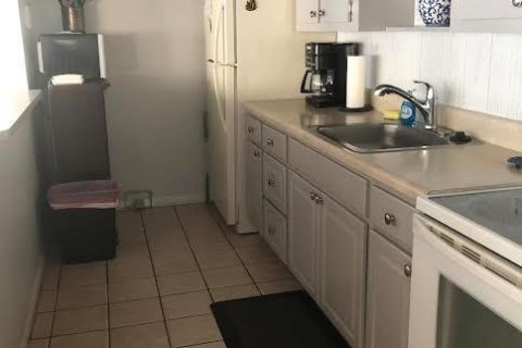 Condo in Lake Worth, Florida, 2 bedrooms № 2261239 - photo 27