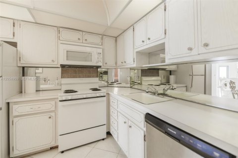 Copropriété à louer à Hallandale Beach, Floride: 3 chambres, 161.65 m2 № 2168791 - photo 24