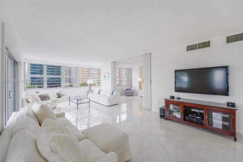 Copropriété à louer à Hallandale Beach, Floride: 3 chambres, 161.65 m2 № 2168791 - photo 8