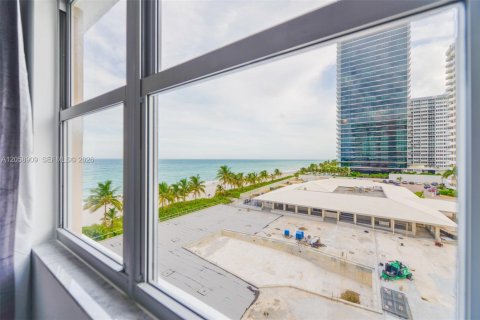Copropriété à louer à Hallandale Beach, Floride: 3 chambres, 161.65 m2 № 2168791 - photo 11