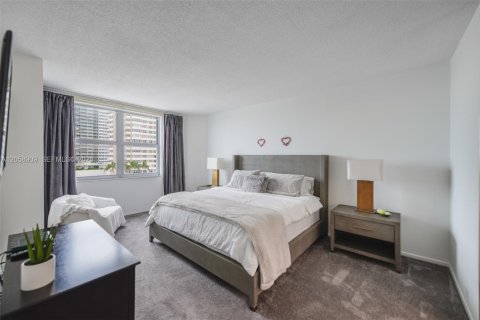 Copropriété à louer à Hallandale Beach, Floride: 3 chambres, 161.65 m2 № 2168791 - photo 14