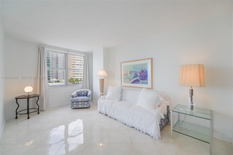 Copropriété à louer à Hallandale Beach, Floride: 3 chambres, 161.65 m2 № 2168791 - photo 16