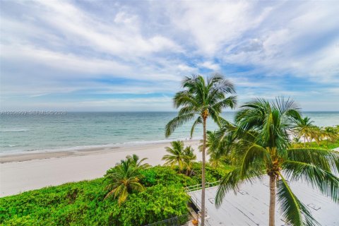Condo à Hallandale Beach, Floride, 3 chambres  № 2168791