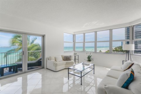 Copropriété à louer à Hallandale Beach, Floride: 3 chambres, 161.65 m2 № 2168791 - photo 9