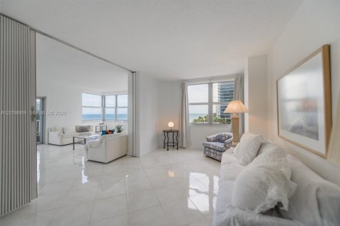 Copropriété à louer à Hallandale Beach, Floride: 3 chambres, 161.65 m2 № 2168791 - photo 17