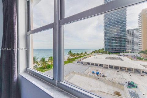 Copropriété à louer à Hallandale Beach, Floride: 3 chambres, 161.65 m2 № 2168791 - photo 12