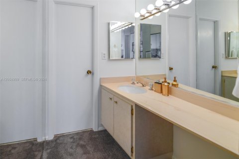 Copropriété à louer à Hallandale Beach, Floride: 3 chambres, 161.65 m2 № 2168791 - photo 30