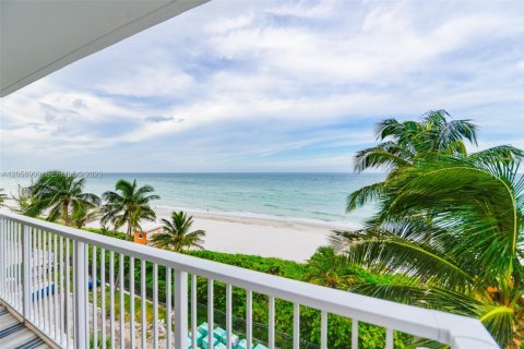 Copropriété à louer à Hallandale Beach, Floride: 3 chambres, 161.65 m2 № 2168791 - photo 6